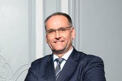 Selon vous, qu’est-ce que ces deux pays ont à apprendre l’un de l’autre en matière de compétitivité industrielle ? Chacun présente ses spécificités. En Allemagne, la base industrielle est nettement plus importante qu’en France, avec notamment beaucoup de PME hautement spécialisées en BtoB. Mais il existe aussi des entreprises très dynamiques en France, où l’accent est fortement mis sur l’innovation et le digital pour relancer l’industrie. Ce qui est intéressant, c’est surtout d’apprendre à travailler ensemb