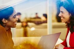 deux femmes souriantes