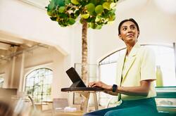 jeune femme écrivant un mail