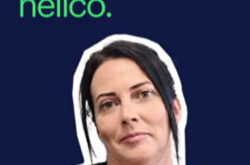 Une femme regarde droit devant sur un fond bleu foncé. Au-dessus d'elle, un texte blanc et vert indique le parcours : “ d'hôtesse de caisse à mécanicienne hélico. ”