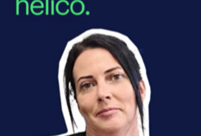 Une femme regarde droit devant sur un fond bleu foncé. Au-dessus d'elle, un texte blanc et vert indique le parcours : “ d'hôtesse de caisse à mécanicienne hélico. ”