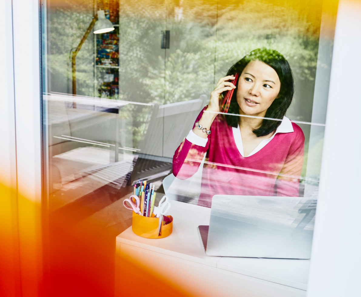 femme à son bureau, au téléphone