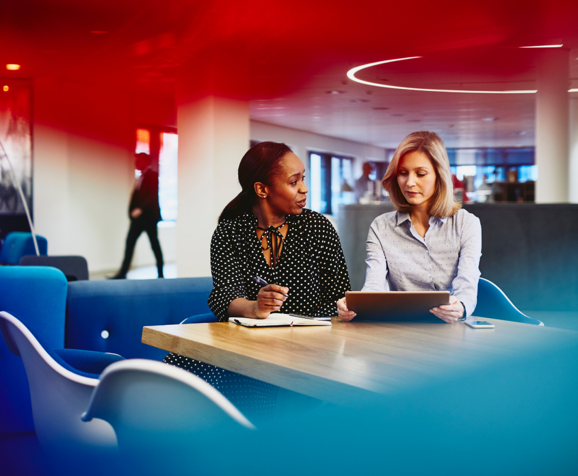 deux femmes qui font le point