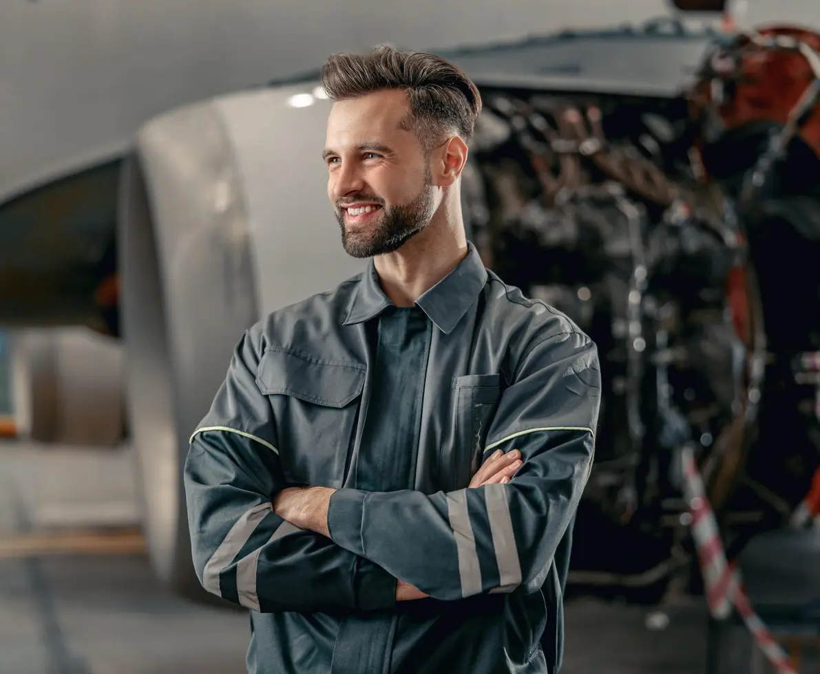homme heureux travaillant a côté d'un avion