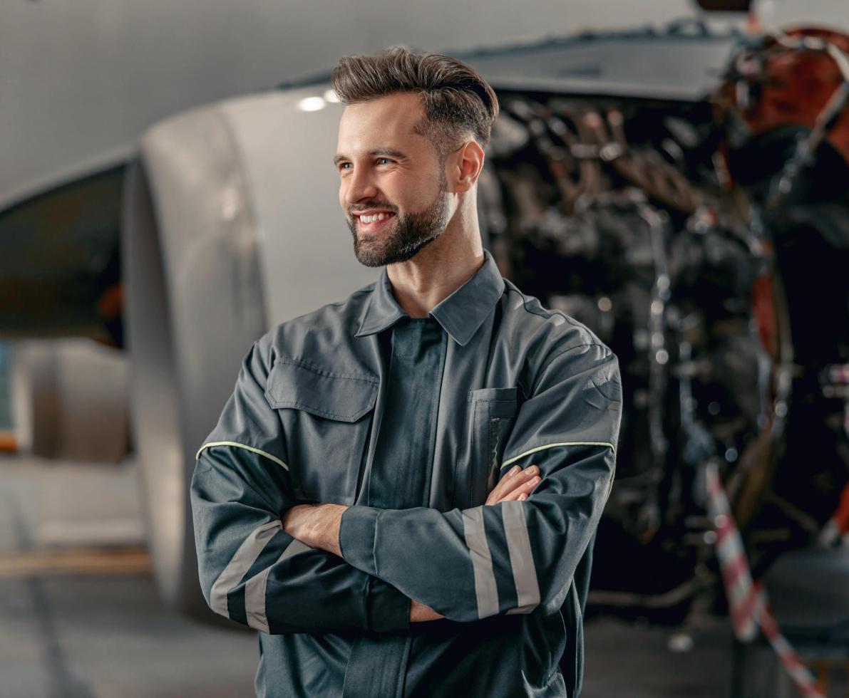 homme heureux travaillant a côté d'un avion homme heureux travaillant a côté d'un avion