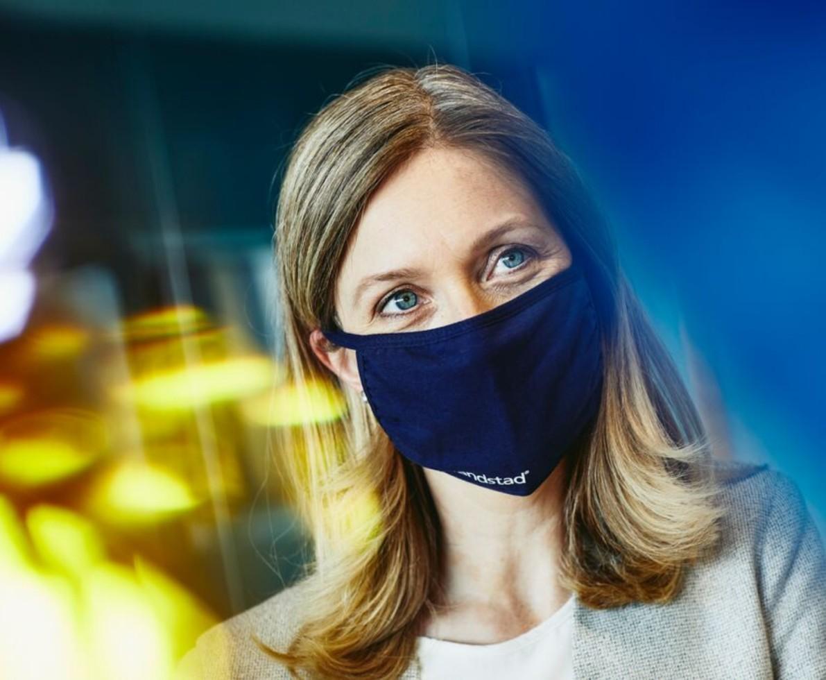femme avec un masque 