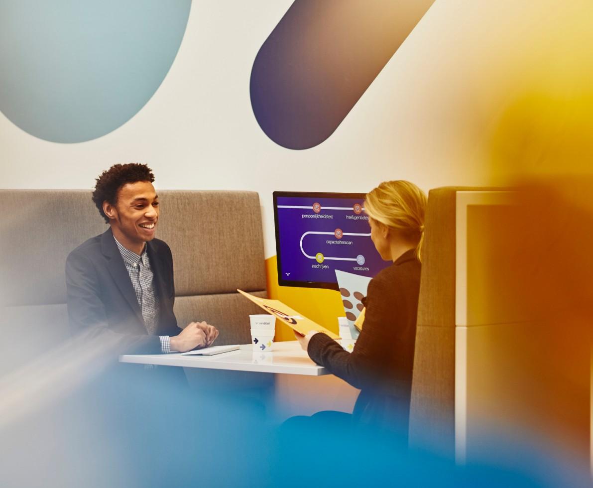 homme face à une consultante