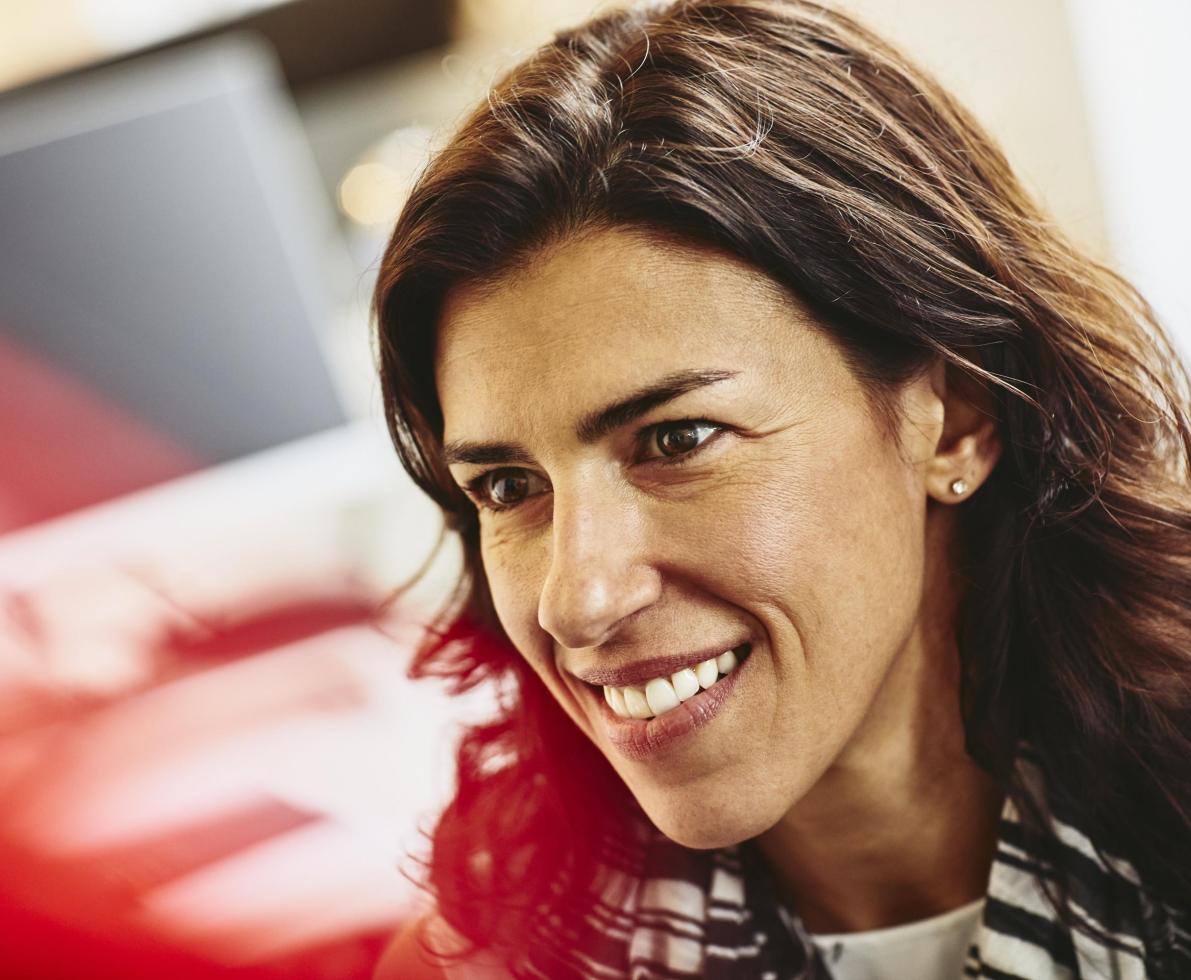 femme qui sourit dans un bureau