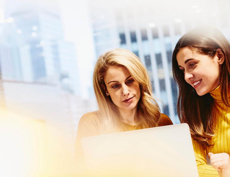 deux femmes regardant un ordinateur