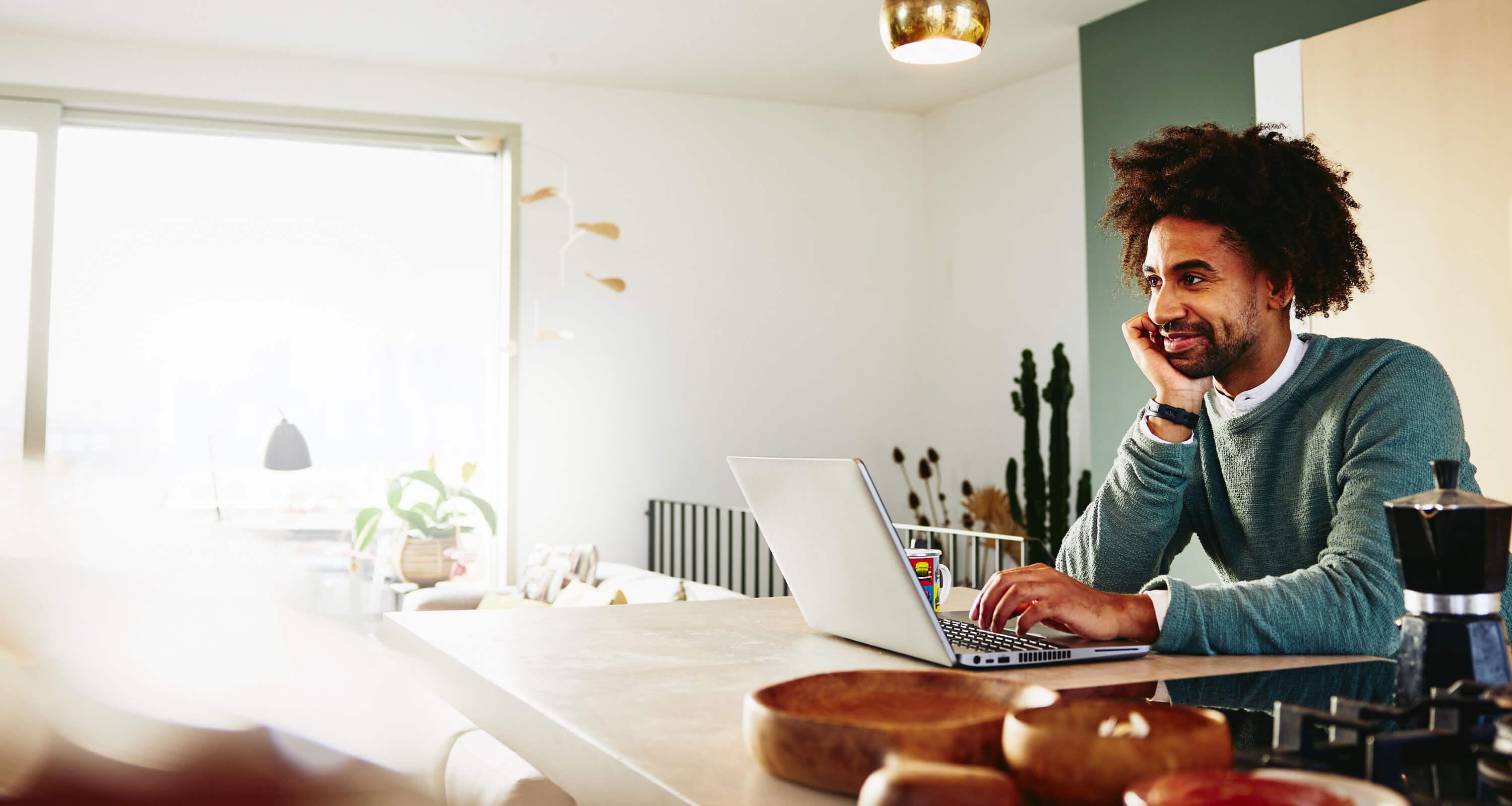 homme sur un ordinateur dans son domicile